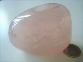 Rozekwarts knuffelsteen Madagascar