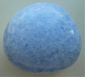 Calciet blauw knuffelsteen Madagascar