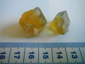 FLUORIET KRISTALLEN TWEEKLEURIG.   2 STUKS