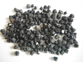 GRANAAT, ZWARTE KRISTALLETJES.  155 GRAM