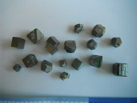 PYRIET KRISTALLEN groepje met diverse kristalvormen 77 gram