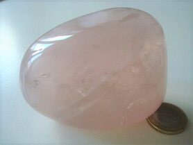 Rozekwarts knuffelsteen Madagascar